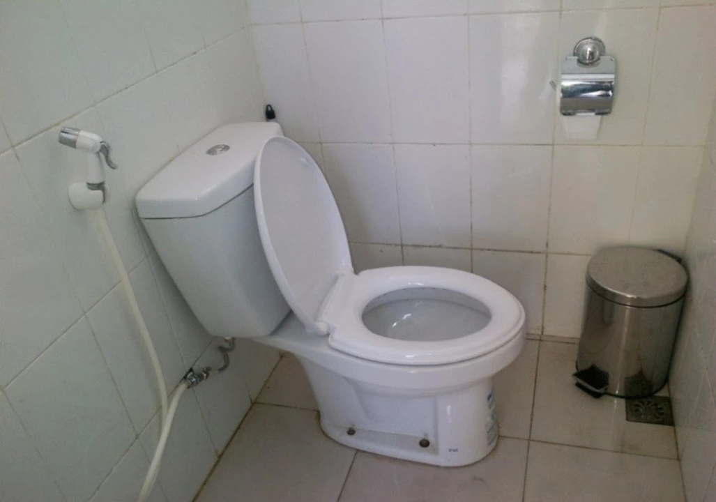 Dimana saya bisa menemukan toilet umum yang bersih di Monterey, CA?